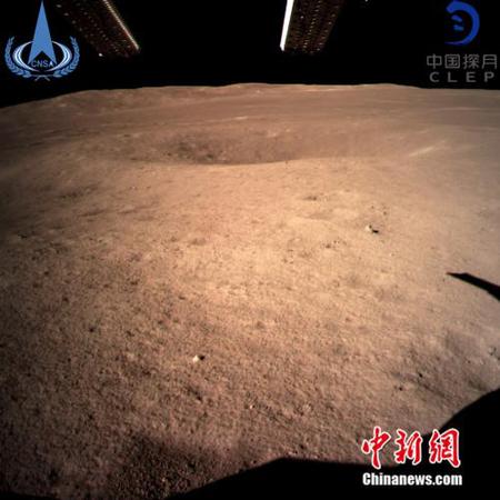 圖為嫦娥四號(hào)著陸器監(jiān)視相機(jī)C拍攝的著陸點(diǎn)南側(cè)月球背面圖像，巡視器將朝此方向駛向月球表面。中國(guó)國(guó)家航天局/供圖