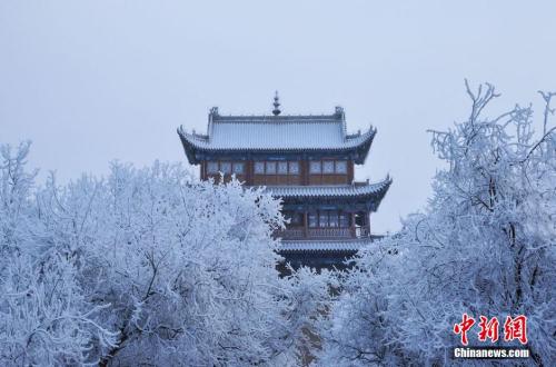 資料圖：小寒時(shí)節(jié)，甘肅嘉峪關(guān)市迎來(lái)了一場(chǎng)大雪。師永紅 攝