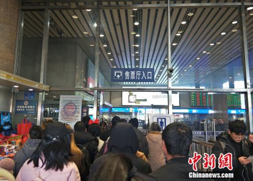 資料圖：火車站擁擠的售票廳入口。姚露 攝