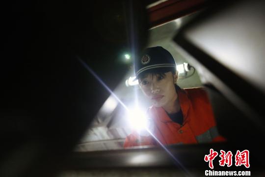 車載信號工正在檢查動車組車底天線?！《〔?攝