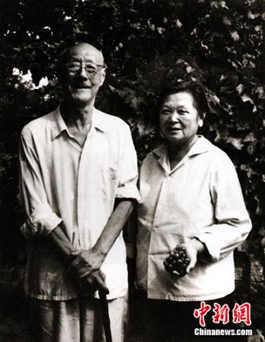 資料圖：張伯駒潘素夫婦在長春參觀果園后留影。展方供圖