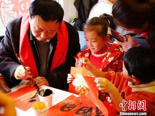 為孩子寫(xiě)福字?！垕I子　攝