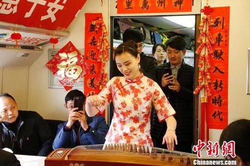 現(xiàn)場(chǎng)表演古箏彈奏?！垕I子　攝