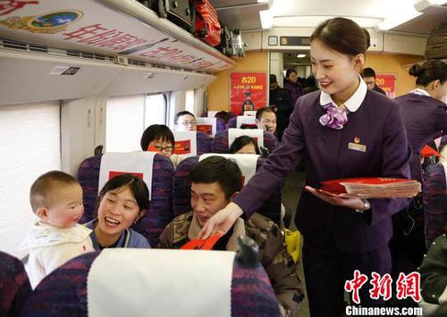 列車(chē)員為乘客送福?！垕I子　攝