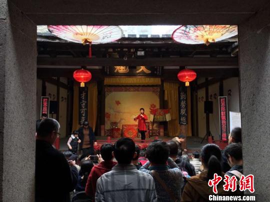 群眾圍觀表演。　葉秋云 攝