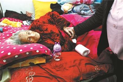 91歲的趙祥瑞老人，如今臥病在床，生活不能自理 攝影 本報(bào)記者 黑克
