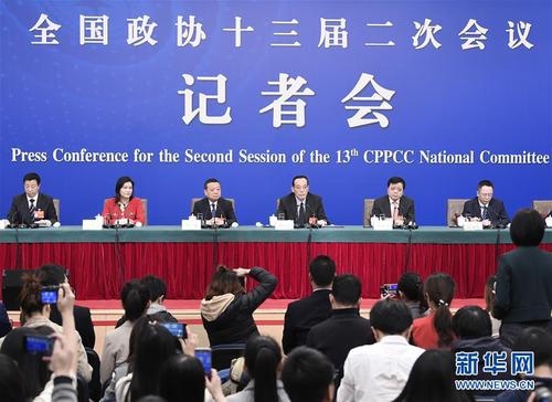 　3月6日，全國(guó)政協(xié)十三屆二次會(huì)議新聞中心舉行記者會(huì)，邀請(qǐng)全國(guó)政協(xié)委員劉世錦、南存輝、葉青、周鴻祎、周群飛談優(yōu)化營(yíng)商環(huán)境、促進(jìn)民營(yíng)經(jīng)濟(jì)高質(zhì)量發(fā)展。