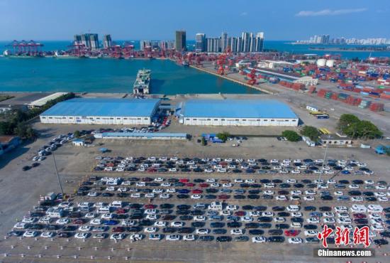 2月9日，春節(jié)長假臨近尾聲，來海南度假的自駕游車輛進(jìn)入返程高峰。海南全島天氣晴朗，瓊州海峽暢通，過海車輛有序提前預(yù)約，海口三大港口未出現(xiàn)大量出島車輛滯留現(xiàn)象。圖為航拍在海口秀英港碼頭排隊(duì)等待上船的車輛。 駱云飛 攝