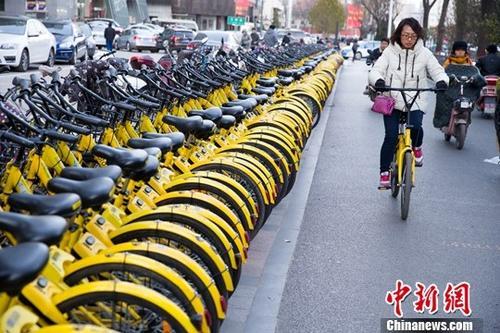 山西太原，民眾正在使用共享單車。<a target='_blank' href='http://www.chinanews.com/'>中新社</a>記者 張云 攝