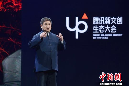 單霽翔介紹故宮文創(chuàng)產(chǎn)業(yè)。主辦方供圖