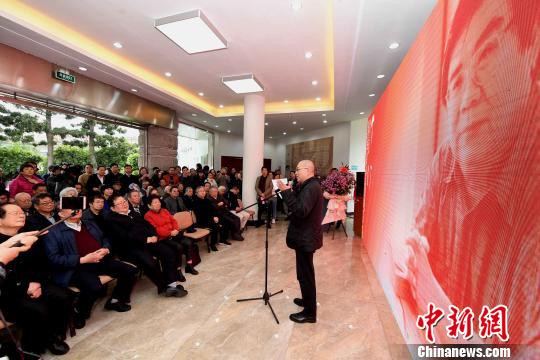 “思入風(fēng)云筆翻江?！∝陼嬎囆g(shù)回顧展”在福州的福建省畫院開幕。圖為中國文聯(lián)副主席、中國美術(shù)家協(xié)會副主席、中國美術(shù)學(xué)院院長許江出席開幕式并致辭?！∮浾邉⒖筛?攝