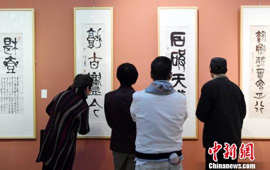 “思入風(fēng)云筆翻江海——丁仃書畫藝術(shù)回顧展”在福州的福建省畫院開幕，吸引觀眾前來觀展。　記者劉可耕 攝