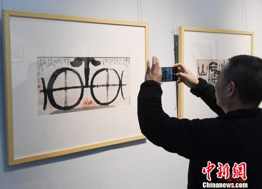 “思入風(fēng)云筆翻江?！∝陼嬎囆g(shù)回顧展”在福州的福建省畫院開幕吸睛?！∮浾邉⒖筛?攝