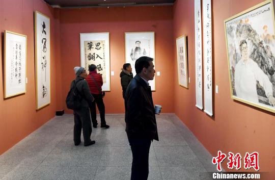 “思入風(fēng)云筆翻江?！∝陼嬎囆g(shù)回顧展”在福州的福建省畫院開幕，吸引觀眾的眼球。　記者劉可耕 攝