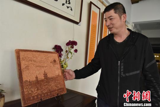 如今，吳育琳的磚雕作品題材愈加豐富，雕刻技藝也不斷進(jìn)步?！￡慅埳?攝