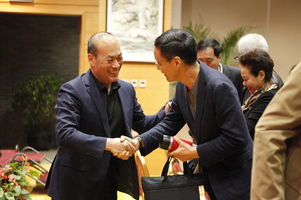 中共東城區(qū)委副書記，區(qū)政協黨組書記、主席宋鐵健向參加座談會的全國政協委員、北京人民藝術劇院演員隊隊長馮遠征表達親切問候