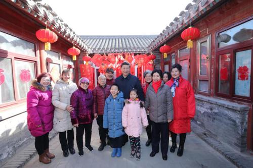 2019年2月1日，習(xí)近平在北京看望慰問(wèn)基層干部群眾，考察北京冬奧會(huì)、冬殘奧會(huì)籌辦工作。這是1日上午，習(xí)近平來(lái)到前門(mén)東區(qū)草廠(chǎng)四條胡同看望慰問(wèn)群眾時(shí)，同市民侯雅明一家合影。