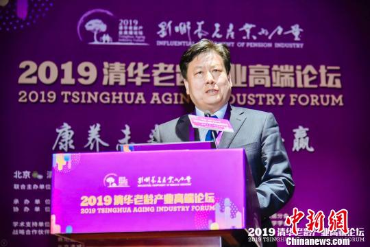 民政部培訓(xùn)中心民政政策理論研究所所長(zhǎng)成海軍在4月19日開(kāi)幕的2019清華老齡產(chǎn)業(yè)高端論壇上發(fā)表演講時(shí)預(yù)言，養(yǎng)老服務(wù)業(yè)的范圍、內(nèi)涵將更廣，涉及到的政策也會(huì)更精準(zhǔn)、更精細(xì)。清華同衡供圖