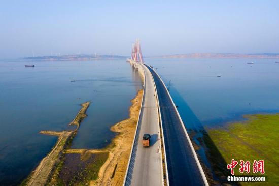 資料圖：正在修建的跨湖高速公路。<a target='_blank' href='http://www.chinanews.com/'>中新社</a>發(fā) 傅建斌 攝