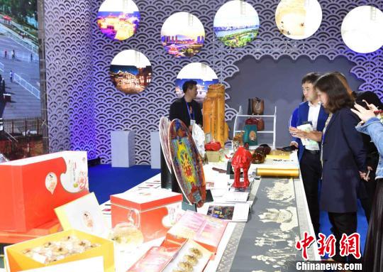 圖為展出的運(yùn)河城市文化旅游精品?！∷拘吕?攝