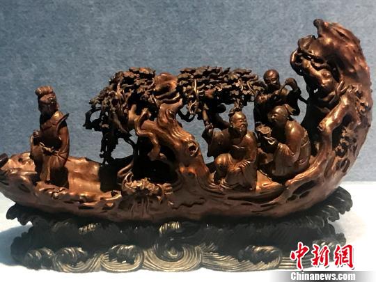 圖為清代竹根雕人物乘船，代表了清代揚(yáng)州竹雕工藝的高水平?！〈藜衙?攝