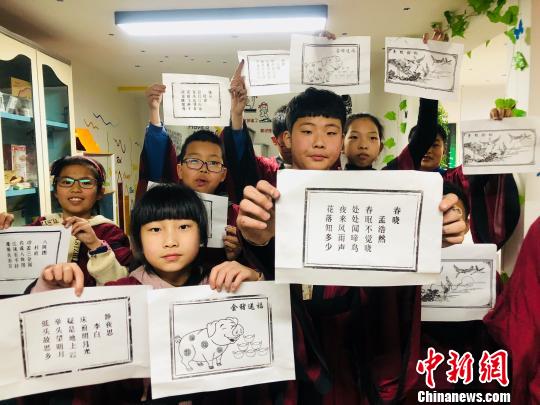 孩子們?cè)谕醴ㄈf的指導(dǎo)下完成自己的印刷作品 受訪者供圖 攝