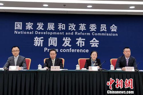 5月6日，國家發(fā)改委召開專題新聞發(fā)布會，介紹關(guān)于建立健全城鄉(xiāng)融合發(fā)展體制機(jī)制和政策體系有關(guān)情況，并回答記者提問。<a target='_blank' href='http://www.chinanews.com/' >中新網(wǎng)</a>記者 李金磊 攝