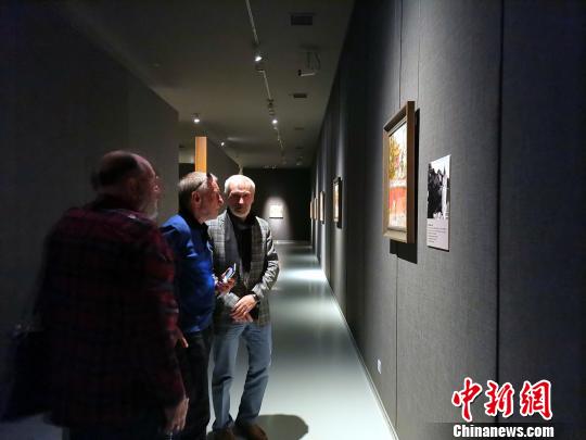 圖為，觀眾在觀賞“印象山東——俄羅斯油畫家寫生作品展”?！O宏瑗 攝