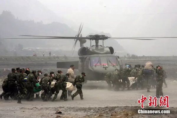 2008年5月17日，解放軍將汶川縣映秀鎮(zhèn)的村民用直升飛機送往醫(yī)院搶救。中新社發(fā) 郭國權(quán) 攝
