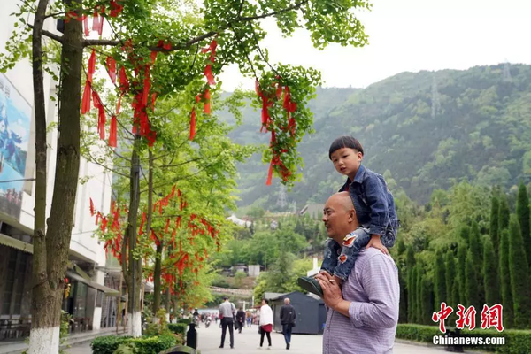 參觀者在汶川縣映秀鎮(zhèn)漩口中學(xué)地震遺址。中新社記者 毛建軍 攝
