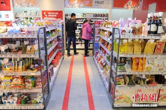 資料圖：顧客在無(wú)人超市內(nèi)選購(gòu)商品。劉棟 攝