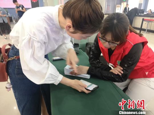 市民向志愿者咨詢?nèi)绾问褂秒娮由绫？??！堨蠚g 攝