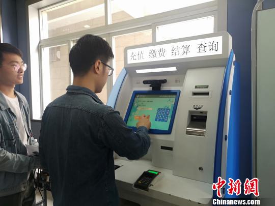 市民現(xiàn)場操作“刷臉辦事”。　張煜歡 攝
