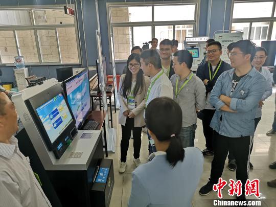 市民現(xiàn)場操作“刷臉辦事”?！堨蠚g 攝