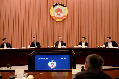 5月13日，十三屆全國(guó)政協(xié)第二十二次雙周協(xié)商座談會(huì)在北京召開(kāi)。中共中央政治局常委、全國(guó)政協(xié)主席汪洋主持會(huì)議并講話。本報(bào)記者 田福良 攝 2