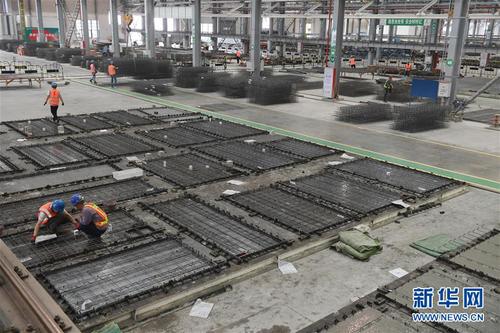 5月17日，在位于福建省連江縣的福建建工建筑產(chǎn)業(yè)現(xiàn)代化研發(fā)生產(chǎn)基地，工人在加工預(yù)制構(gòu)件。新華社記者 宋為偉 攝