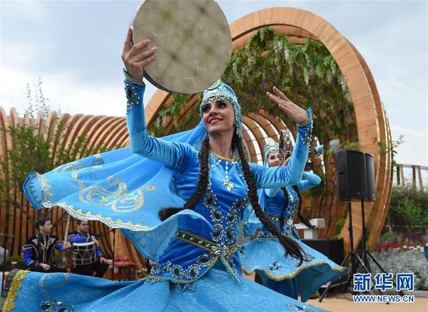 5月26日，演員在“阿塞拜疆國(guó)家日”活動(dòng)中表演。 當(dāng)日，2019年中國(guó)北京世界園藝博覽會(huì)“阿塞拜疆國(guó)家日”活動(dòng)在北京世園會(huì)園區(qū)舉行。 新華社發(fā)（任超攝）