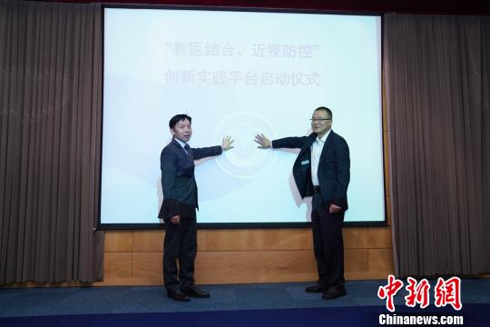 上海醫(yī)療界、教育界、學界、業(yè)界等匯聚智慧和力量，共同科學防控青少年近視?！∧搅?攝