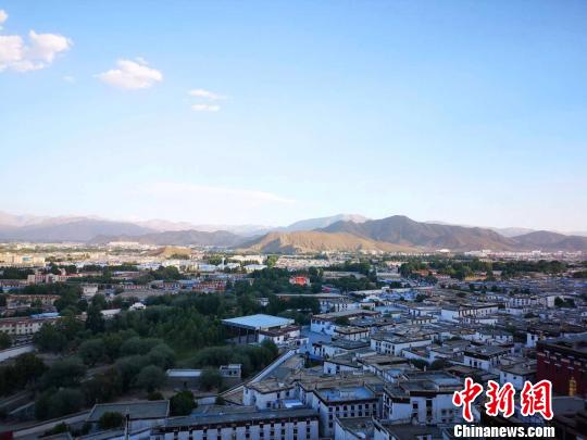 圖為日喀則逐漸發(fā)展成為西藏第二大城市，這是俯瞰城區(qū)景象。資料圖 趙朗 攝