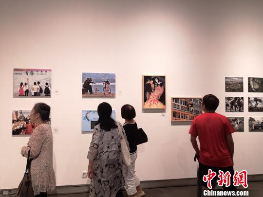 展覽現(xiàn)場?！⊥τ?攝