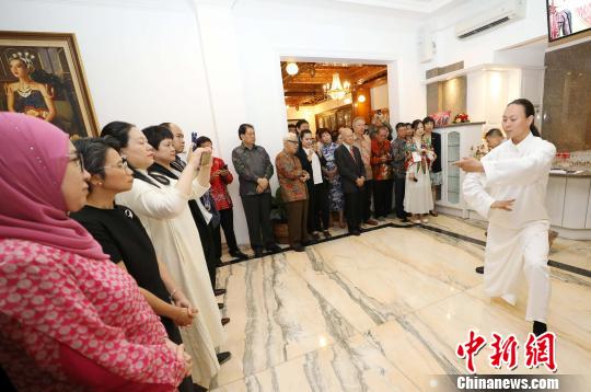 圖為當(dāng)晚在中國(guó)駐東盟大使官邸舉辦的“中國(guó)民俗文化之夜”，各國(guó)外交官和嘉賓觀看太極拳表演?！×钟纻?攝