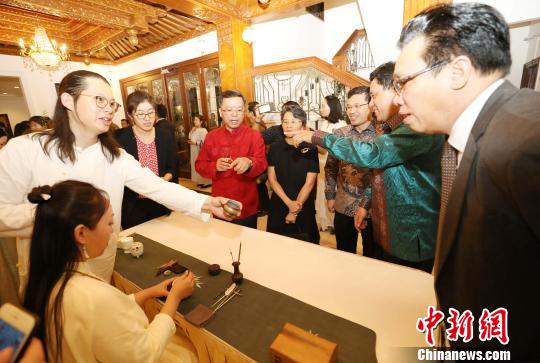 圖為當(dāng)晚在中國(guó)駐東盟大使官邸舉辦的“中國(guó)民俗文化之夜”，各國(guó)外交官觀賞香道?！×钟纻?攝
