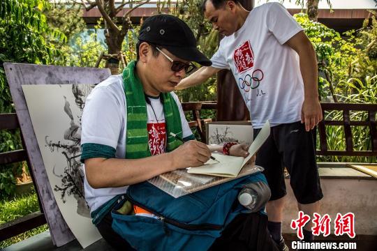 “為奧運喝彩”藝術(shù)寫生團參加國際奧林匹克日公益跑活動并現(xiàn)場寫生?！盀閵W運喝彩”項目組 提供