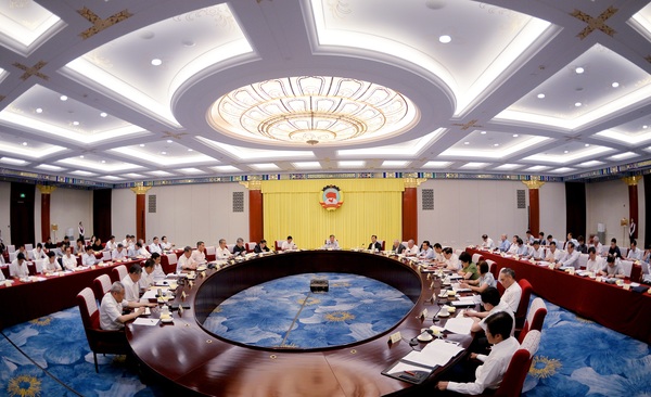 近日，全國(guó)政協(xié)主席會(huì)議成員務(wù)虛會(huì)在北京召開。中共中央政治局常委、全國(guó)政協(xié)主席汪洋主持會(huì)議并講話。 本報(bào)記者 田福良 攝