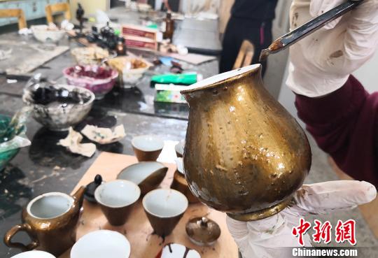 圖為學(xué)生給茶杯上漆。　劉玉桃 攝