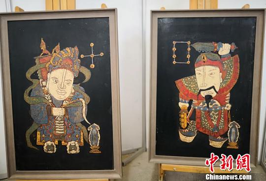 圖為以傳統(tǒng)神話人物為主的漆畫作品?！⒂裉?攝