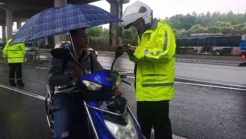 騎非機(jī)動車撐傘、玩手機(jī)都要被處罰？上海交警：騎車不得手中持物，違者罰款50元