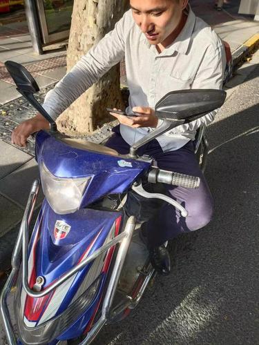 騎非機(jī)動車撐傘、玩手機(jī)都要被處罰？上海交警：騎車不得手中持物，違者罰款50元
