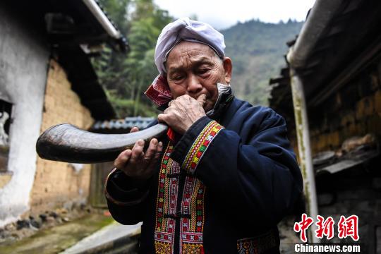 盡管年過(guò)八旬，盤(pán)良安依舊能吹響牛角迎客?！±盍?攝