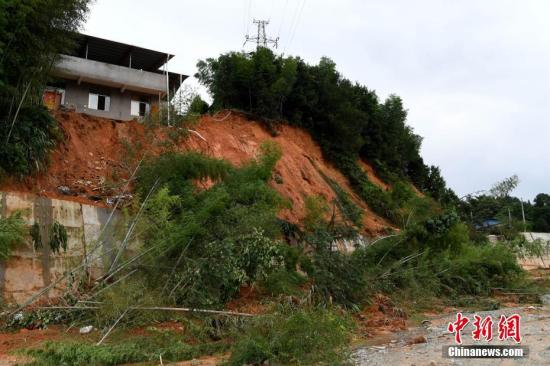 7月10日，連日來的強降雨導致福建省浦城縣多地發(fā)生山體滑坡。<a target='_blank' href='http://www.chinanews.com/'>中新社</a>記者 王東明 攝